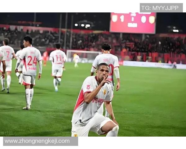 退役足球明星重返主场引发球迷热烈追忆与欢呼